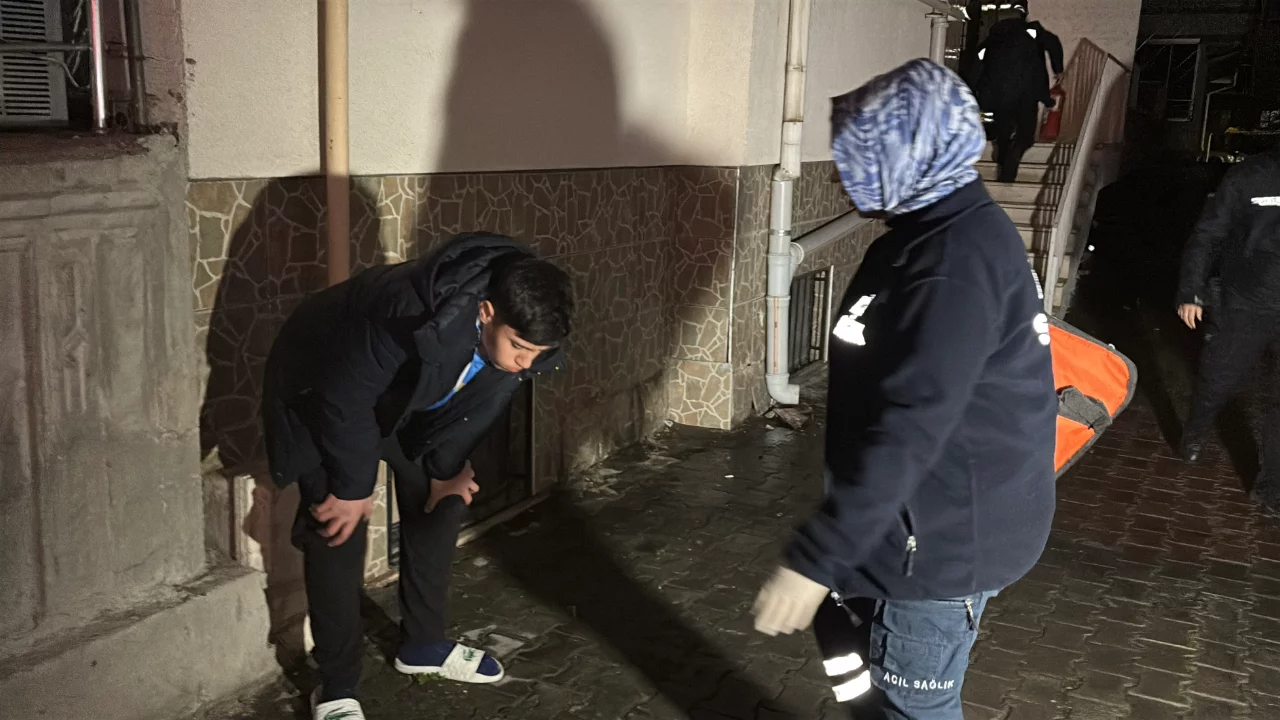 Aksaray'da apartmanda yangın paniği: 6 kişi dumandan etkilendi
