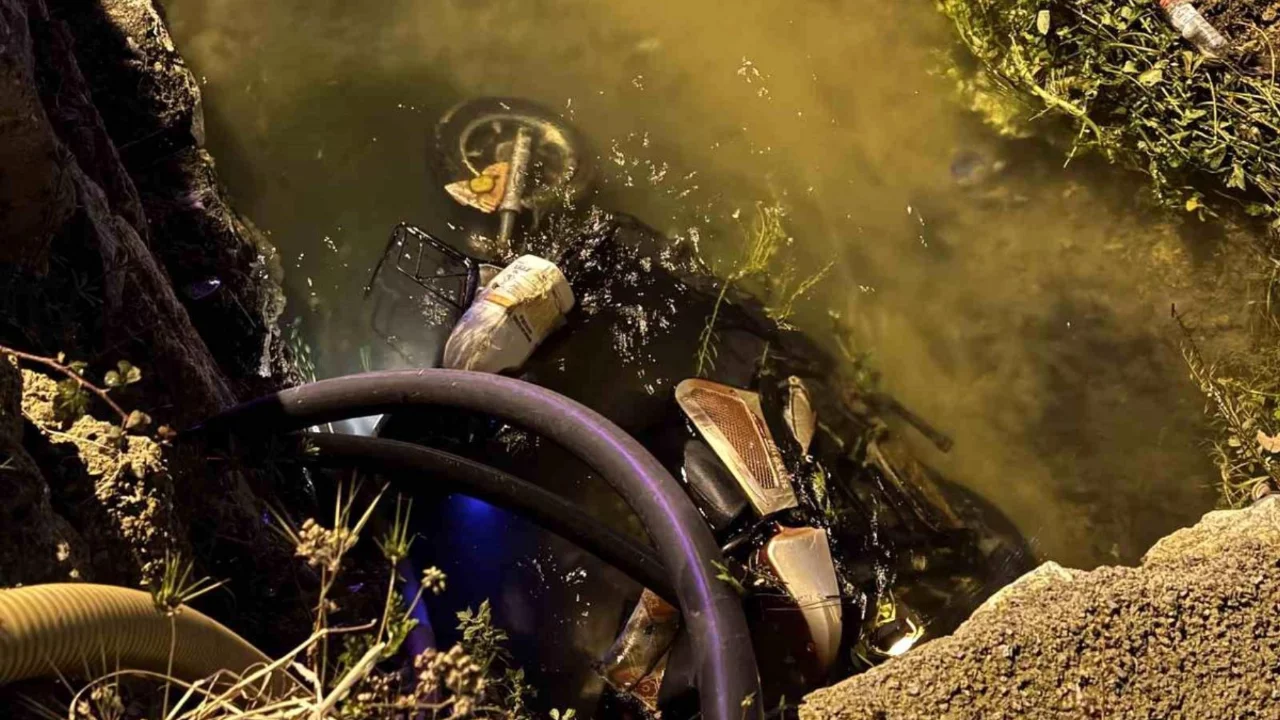 Otomobilin &ccedil;arptığı elektrikli bisiklet kanala d&uuml;şt&uuml;: 1 &ouml;l&uuml;, 1 yaralı