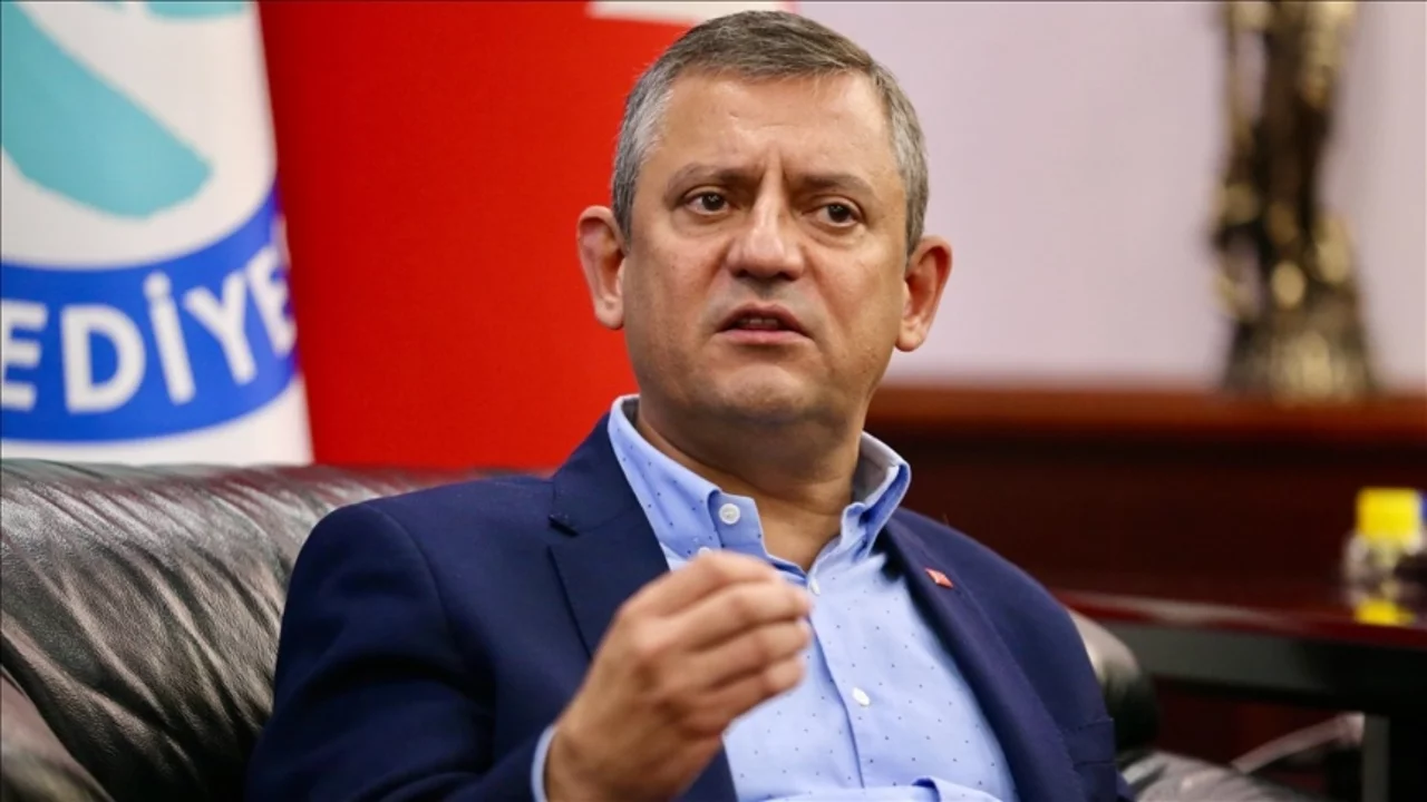 &Ouml;zg&uuml;r &Ouml;zel'den Mustafa Bozbey kararı!