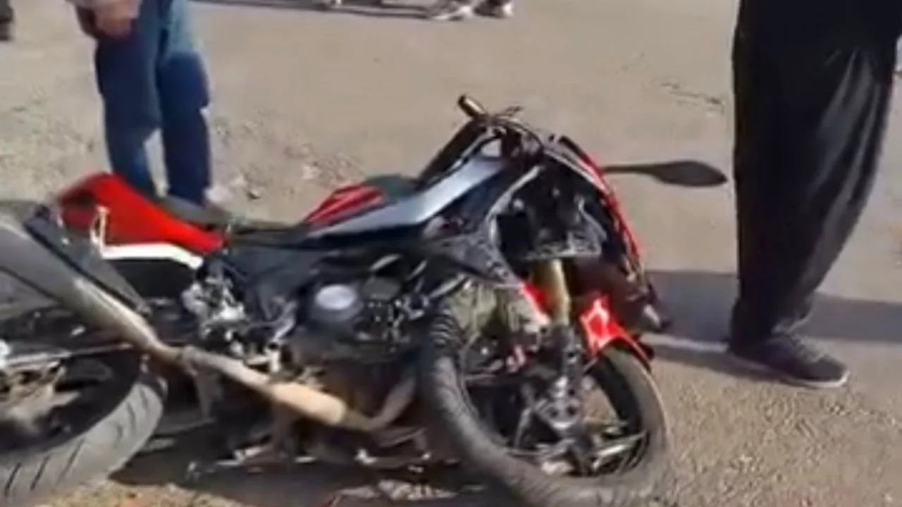 Otomobille &ccedil;arpışan gen&ccedil; motosikletli hayatını kaybetti