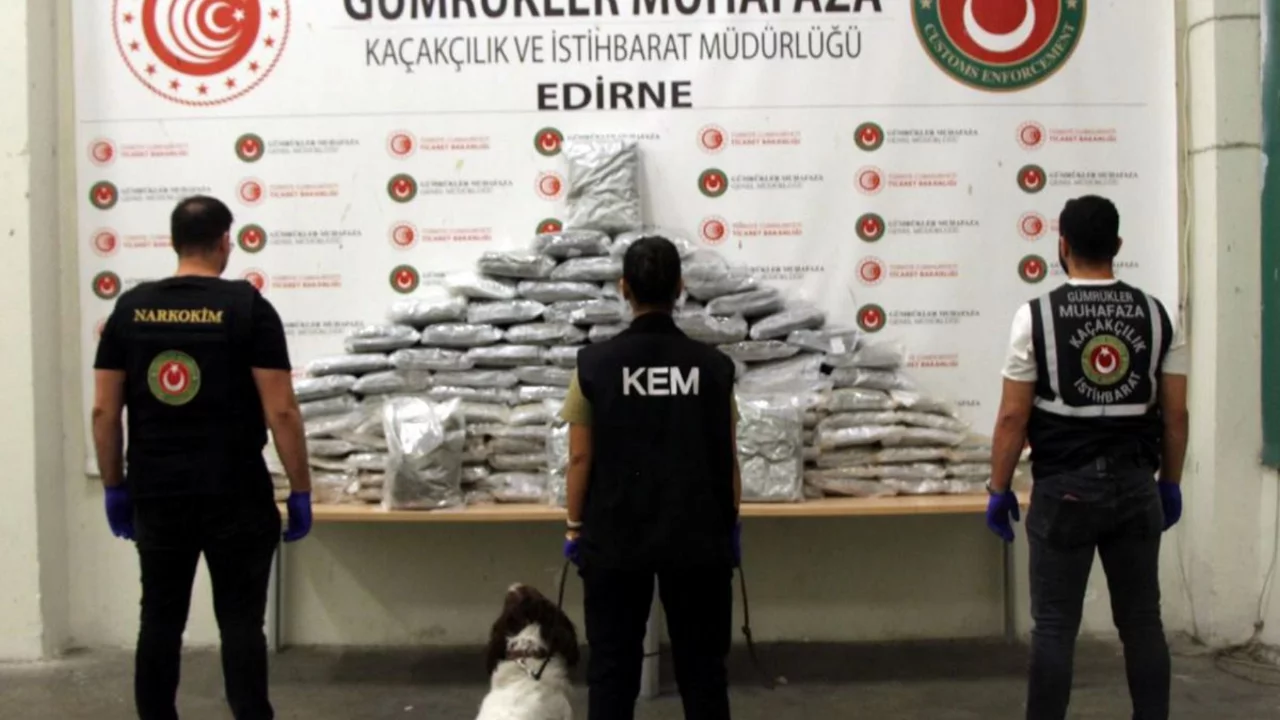 Kapıkule'de 60 kilo esrar ele ge&ccedil;irildi; 5 g&ouml;zaltı
