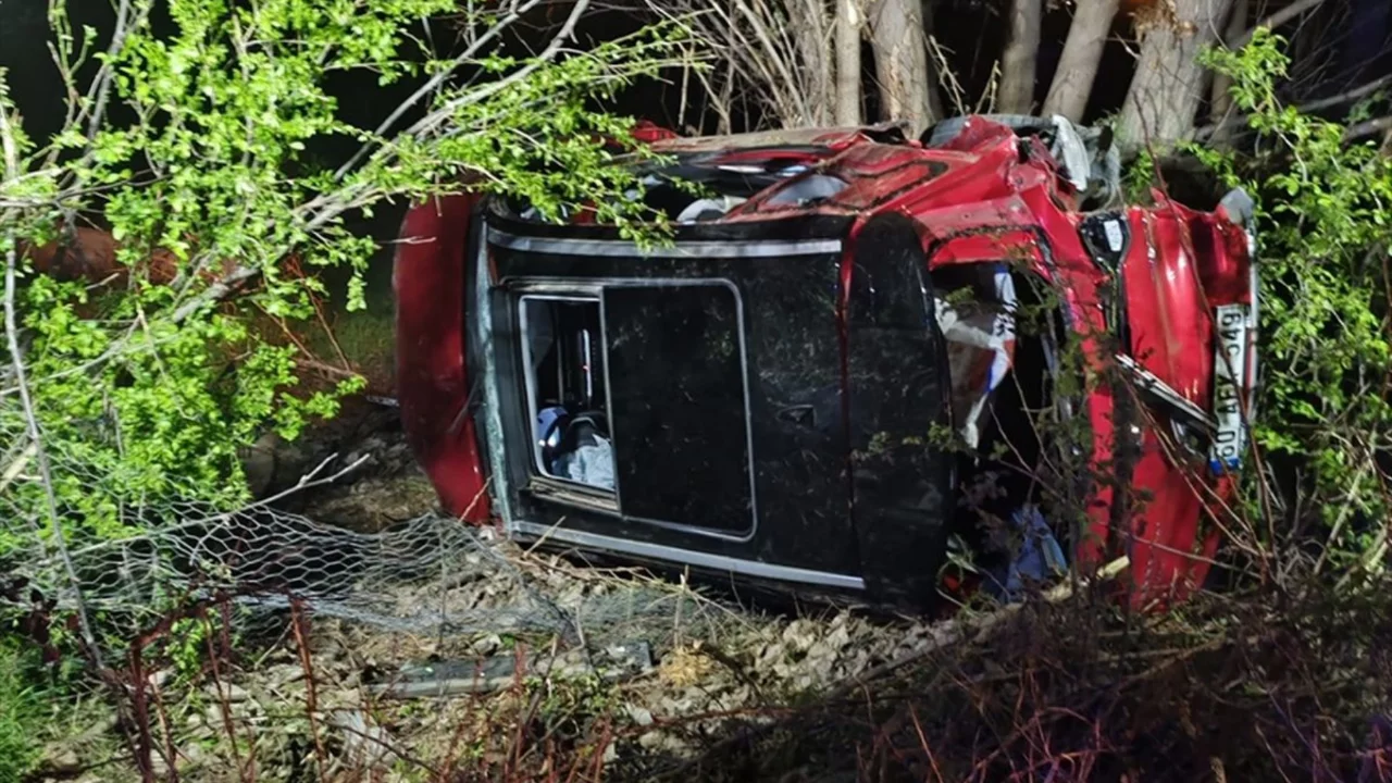 Tokat'ta devrilen otomobildeki 2 kardeş yaralandı