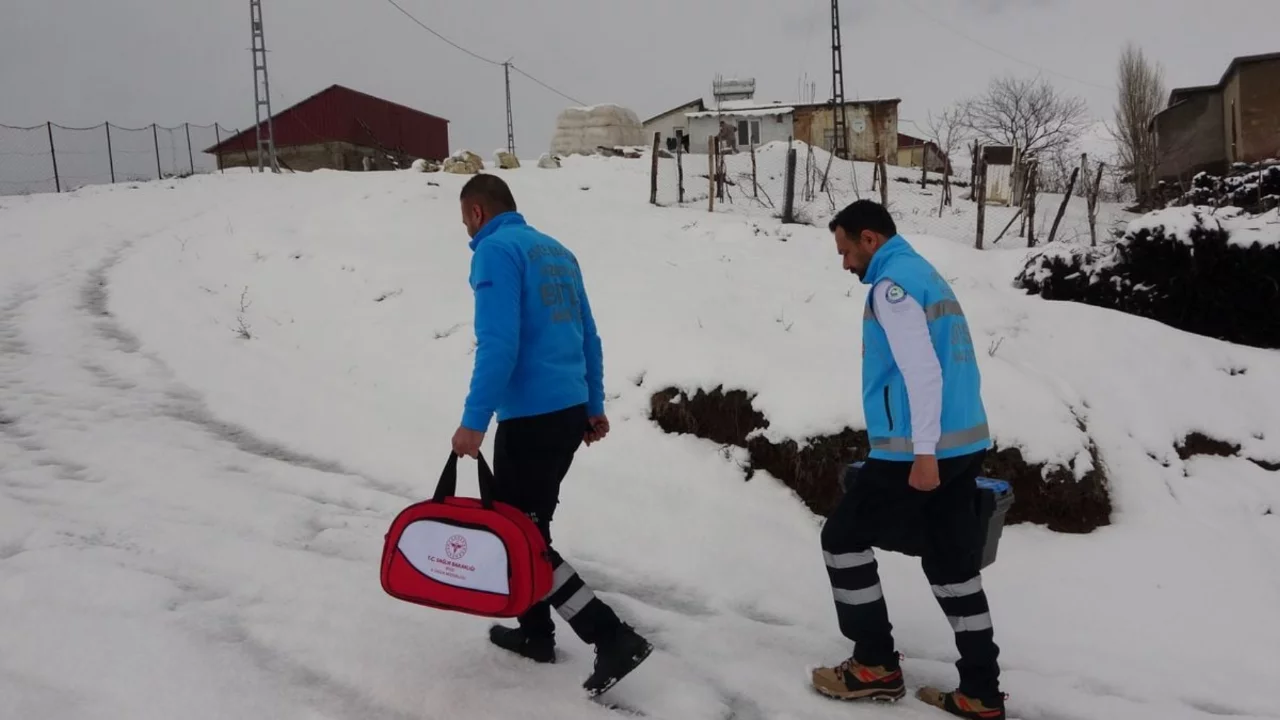 Bitlis'te zorlu kış şartlarında yatalak hastaya m&uuml;dahale