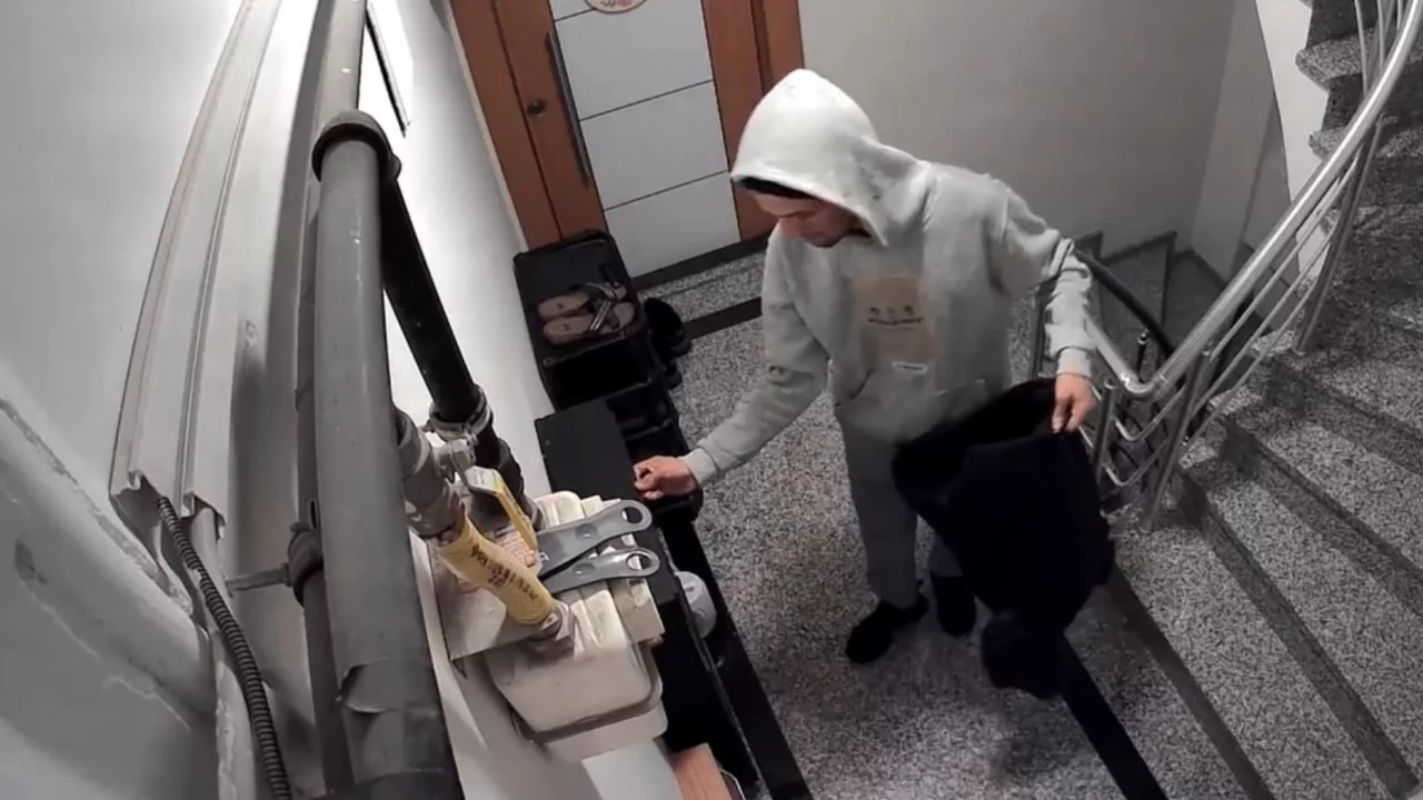 Montunu &ccedil;uval gibi yapan hırsız girdiği aparmandan 8 &ccedil;ift ayakkabı &ccedil;aldı