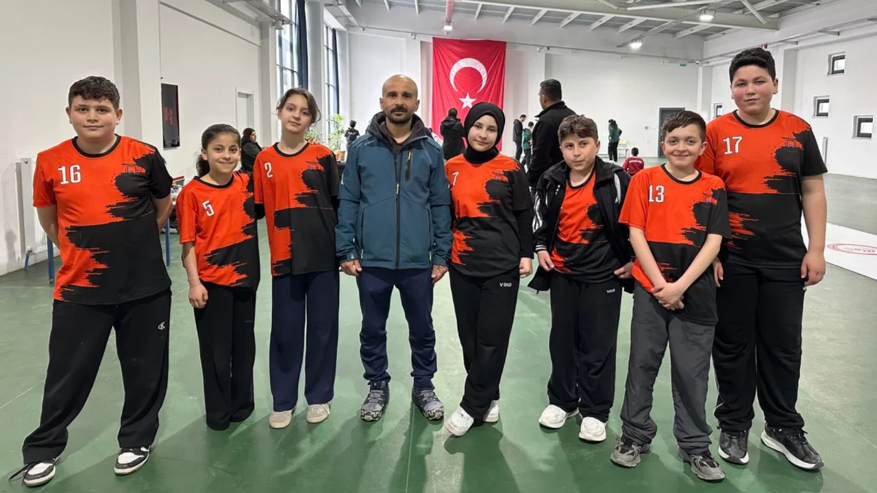 Ankara'da spora erişim zorluğu yaşayan ortaokul &ouml;ğrencilerinin, floor curling başarısı