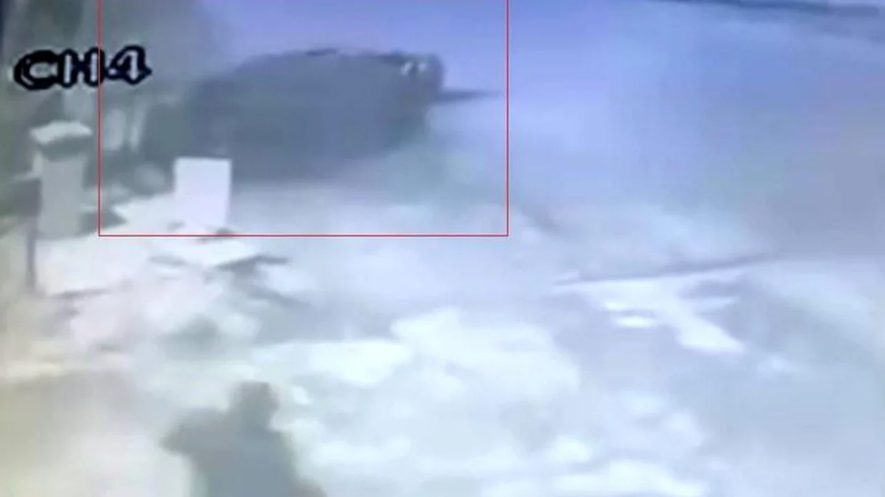 Beton bariyere &ccedil;arpan otomobil kazası g&uuml;venlik kamerasında