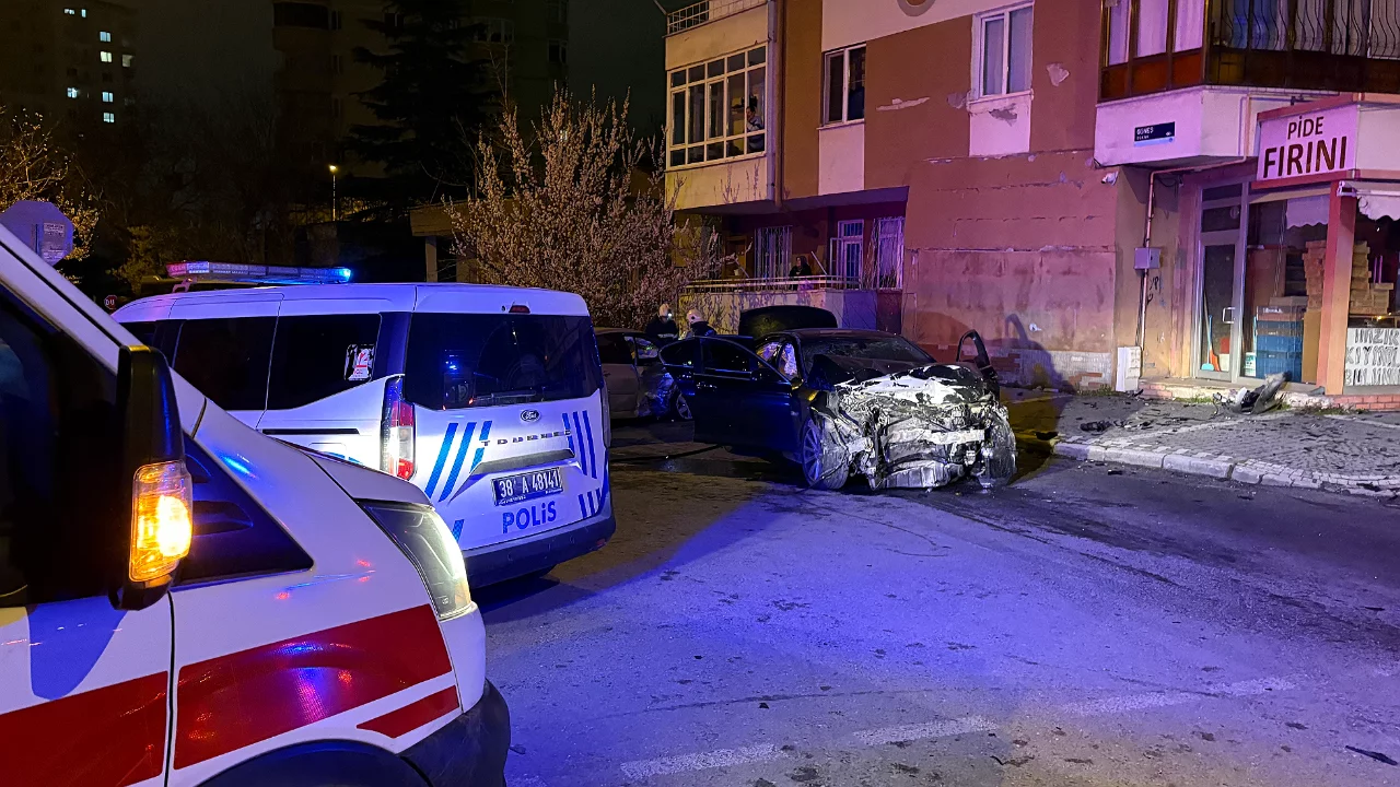 Kazada savrulan otomobil duvarı yıktı