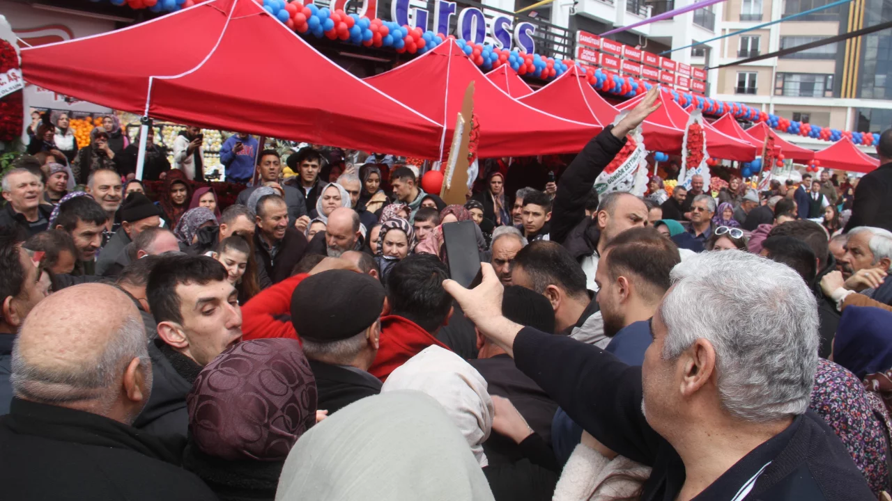 Ucuz televizyon i&ccedil;in izdiham &ccedil;ıktı!