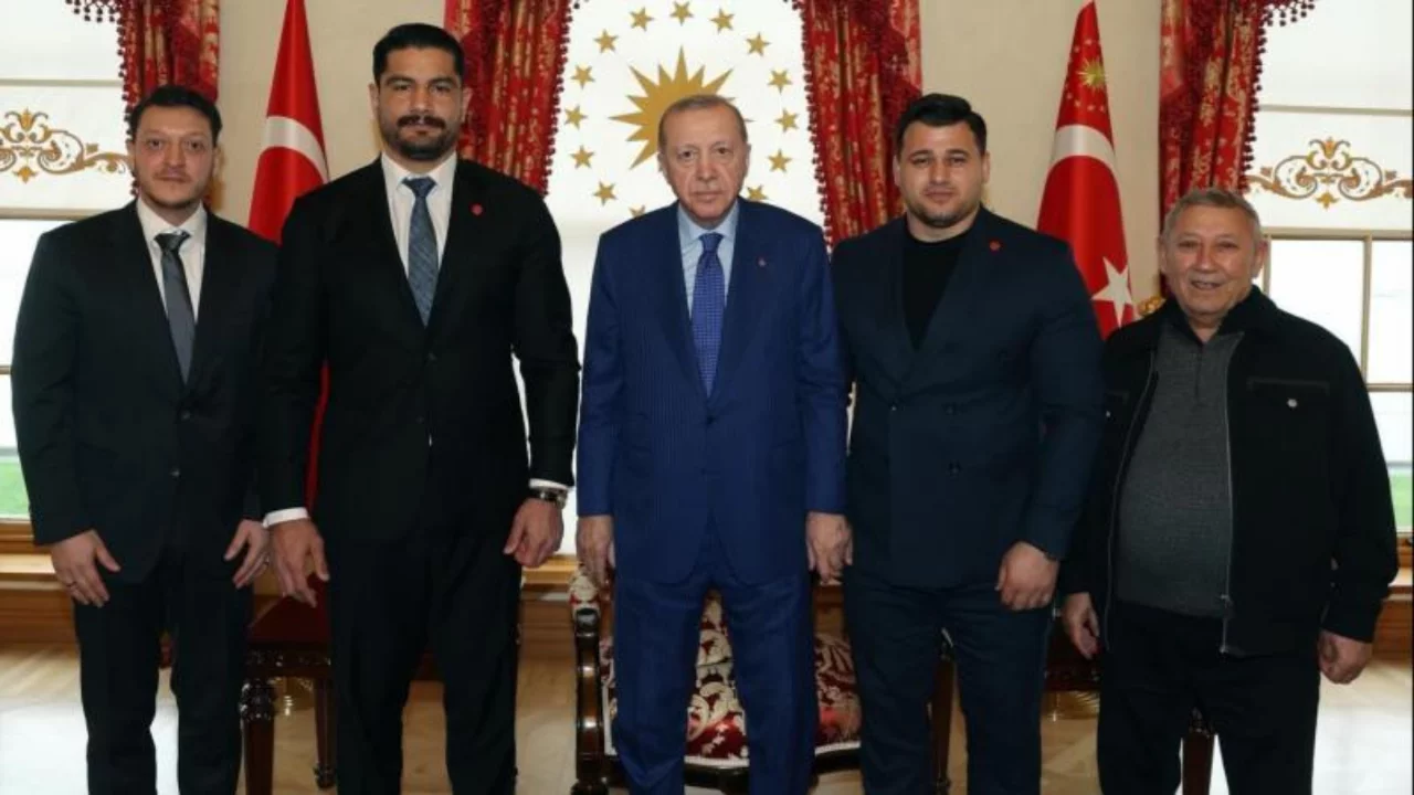 Cumhurbaşkanı Erdoğan, T&uuml;rkiye G&uuml;reş Federasyonu Başkanı Akg&uuml;l'&uuml; kabul etti