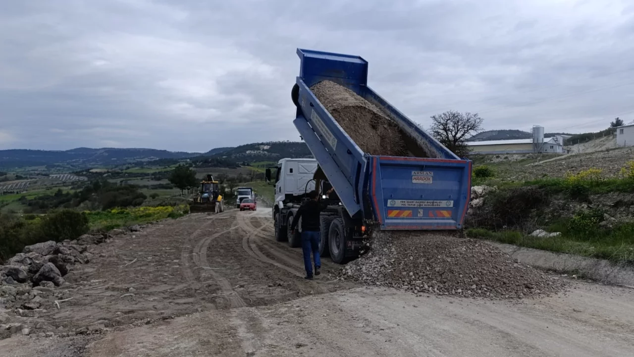 Selendi-Kula eski yolu yeniden trafiğe a&ccedil;ıldı