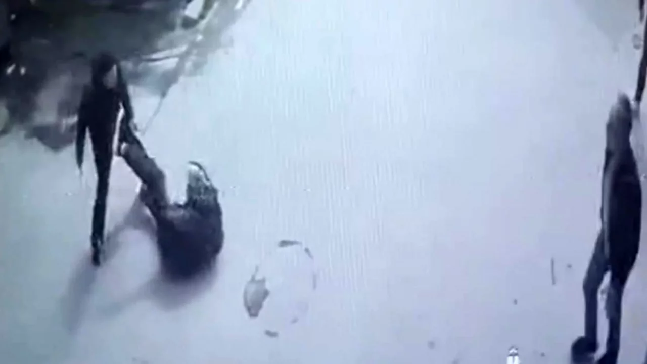 Kaza sonrası bı&ccedil;aklı kavga kamerada