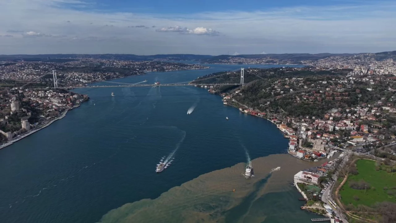 Sağanak sonrası İstanbul Boğazı'ndaki renk değişimi havadan g&ouml;r&uuml;nt&uuml;lendi