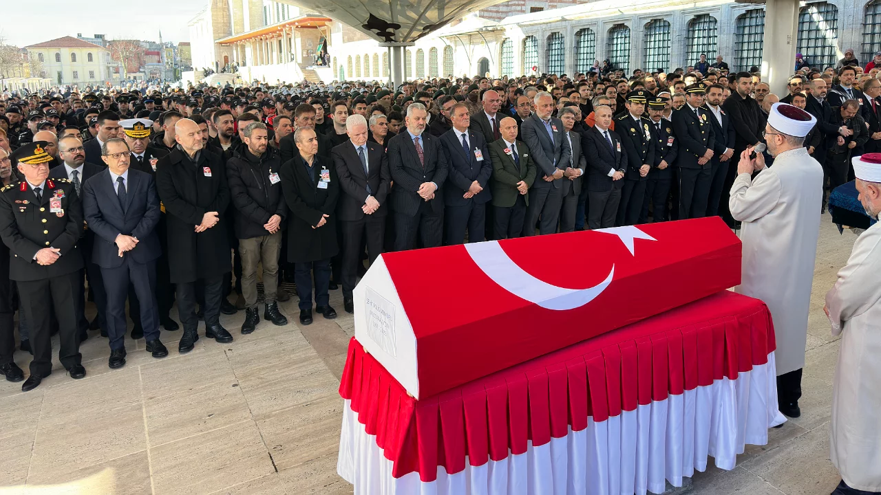 İstanbul'daki kazada şehit olan polis memuru son yolculuğuna uğurlandı