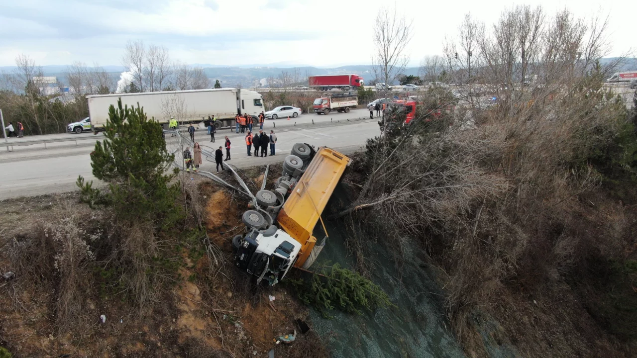 Direksiyon başında fenalaştı, hafriyat kamyonu şarampole devrildi