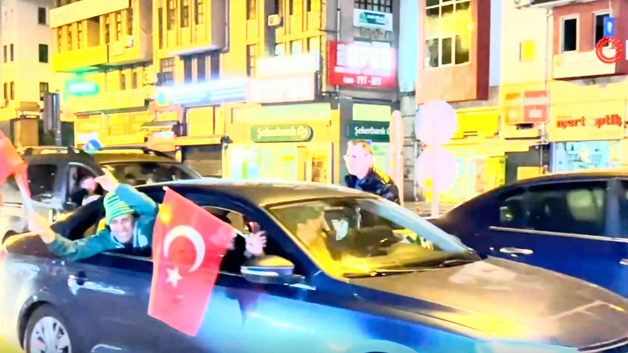 Bursa'da Dünya Kupası coşkusu sokaklara taştı!