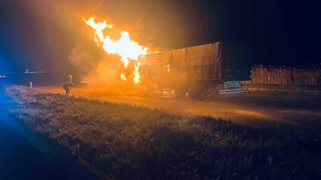 Bursa'da gece saatlerinde korkutan yangın! Yol trafiğe kapatıldı...