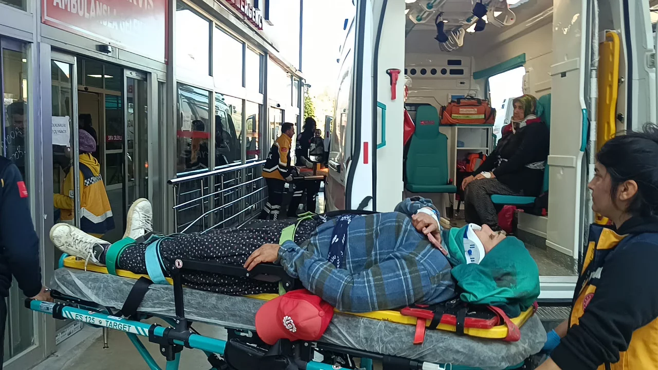 Tarım iş&ccedil;ilerini taşıyan minib&uuml;s devrildi; 17 yaralı