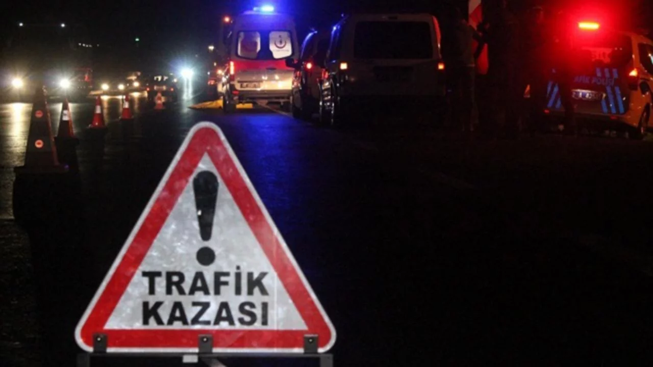 Adana'da tarım iş&ccedil;ilerini taşıyan midib&uuml;s&uuml;n devrildiği kazada 17 kişi yaralandı