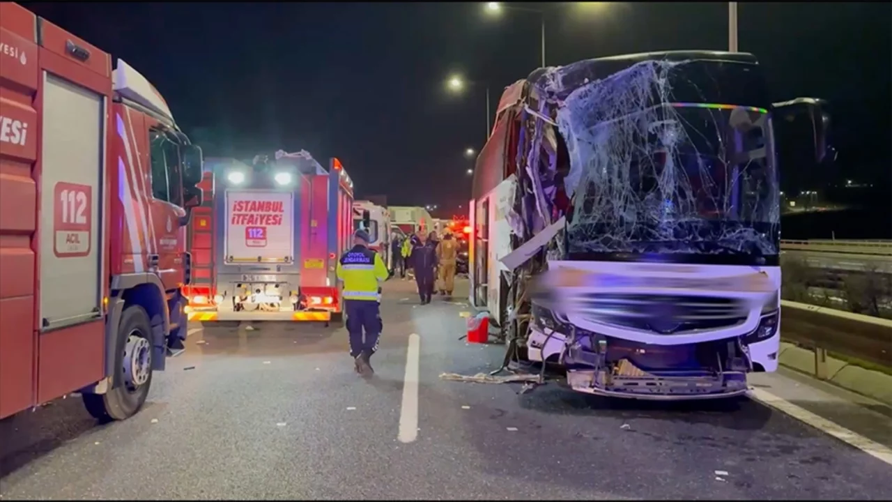 Kuzey Marmara Otoyolu'nda tır ile yolcu otob&uuml;s&uuml; &ccedil;arpıştı, 10 kişi yaralandı