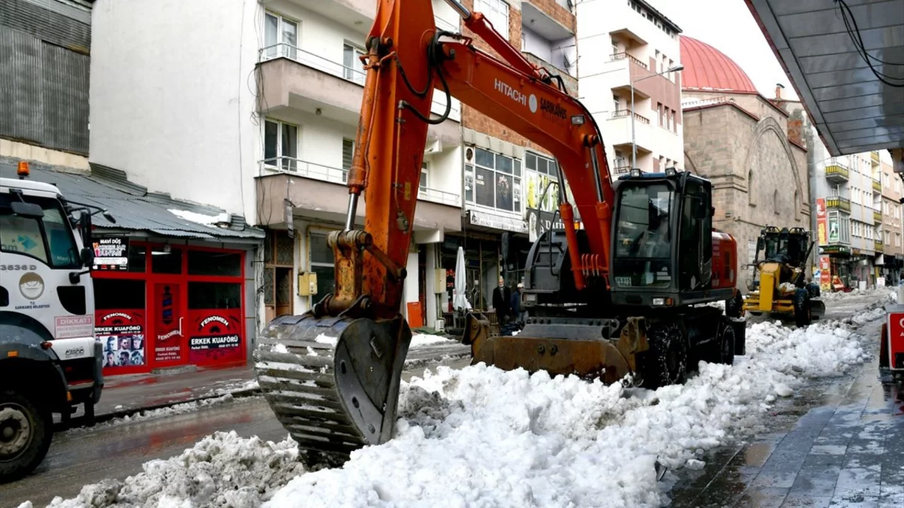 Kars'ta ekiplerin kar temizliği s&uuml;r&uuml;yor