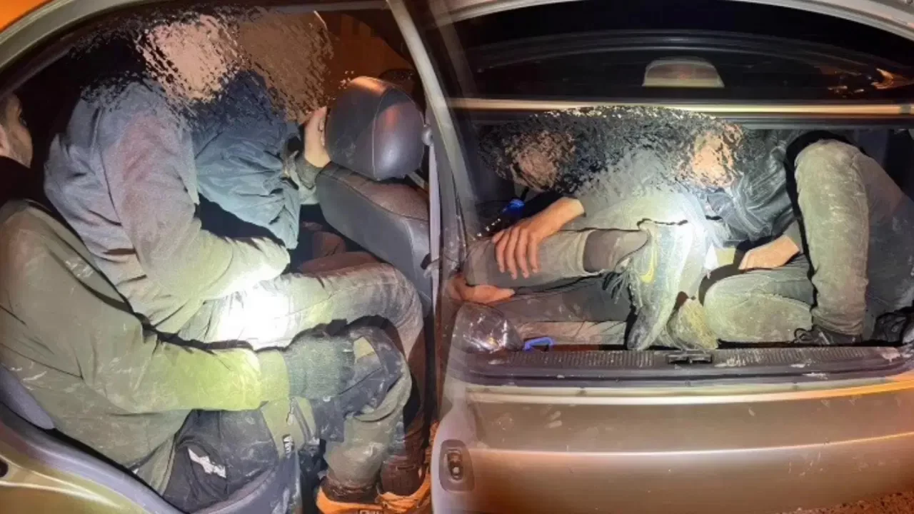 Bagajı dahi g&ouml;&ccedil;menle dolduran 4 ara&ccedil; s&uuml;r&uuml;c&uuml;s&uuml;ne 601 bin TL ceza uygulandı