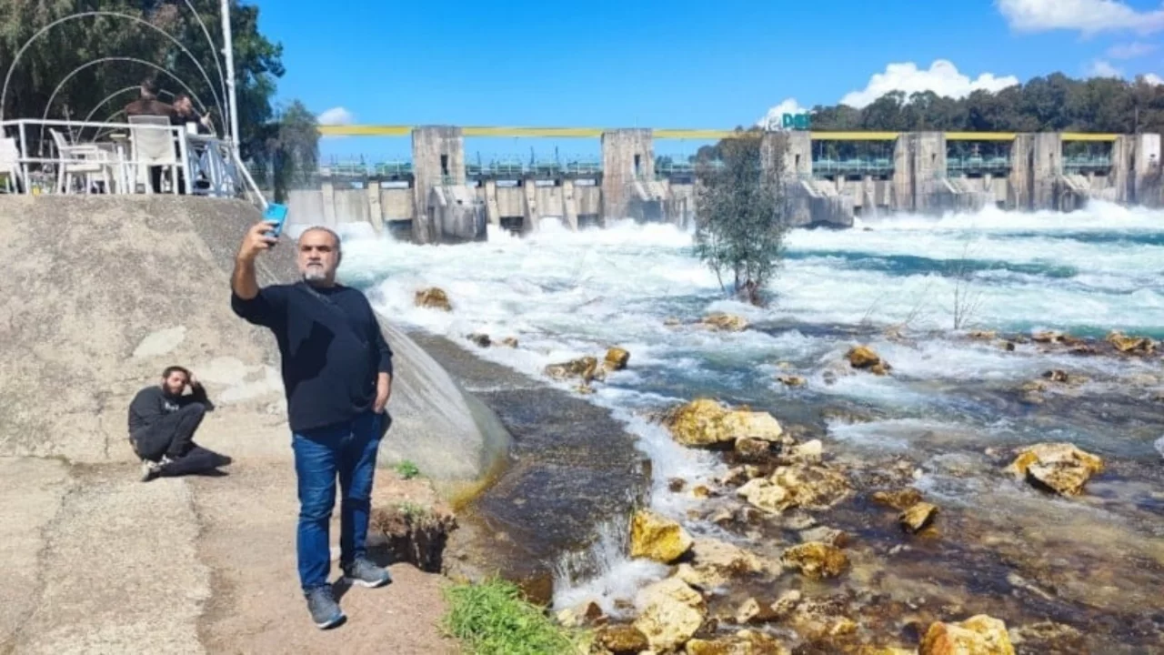Adana'da taşkın &ouml;nlemi manzaraya d&ouml;n&uuml;şt&uuml;: Herkes fotoğraf &ccedil;ekti