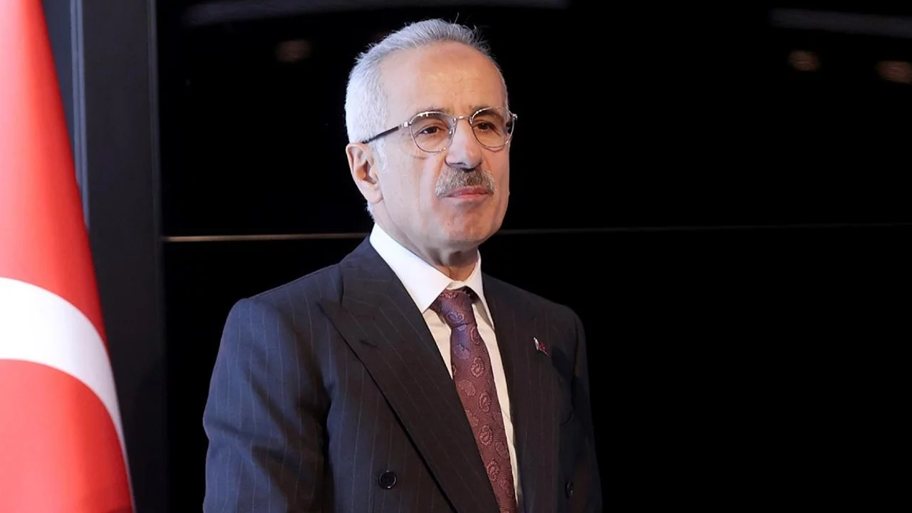 Bakan Uraloğlu H&uuml;rm&uuml;z Boğazı'ndaki T&uuml;rk gemilerinin durumunu a&ccedil;ıkladı