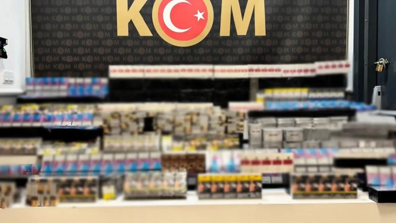 Polisten sigara operasyonu! İki saman y&uuml;kl&uuml; tırda 5 bin paket ele ge&ccedil;irildi
