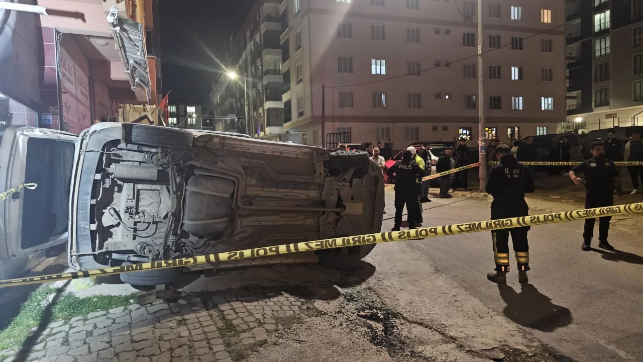 Kontrolden &ccedil;ıkan hafif ticari ara&ccedil; markete daldı: 2 yaralı