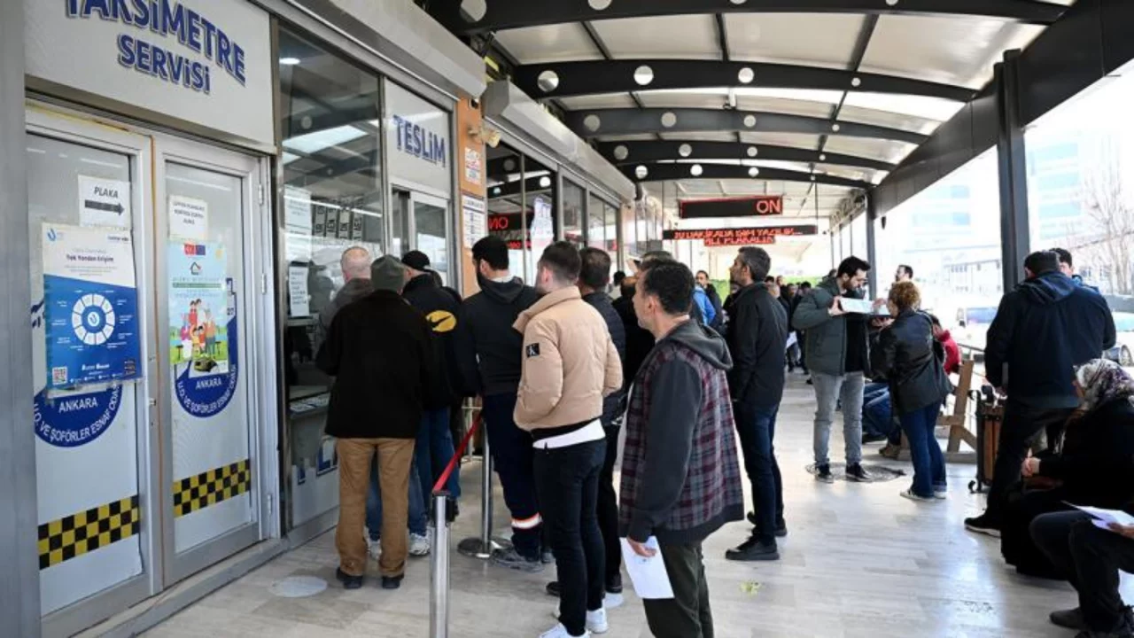 Plaka basım at&ouml;lyeleri &ouml;n&uuml;nde kuyruk oluştu