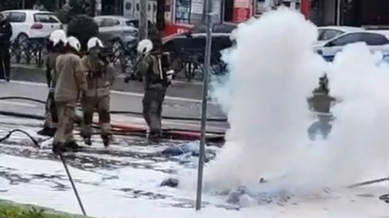 Fatih'te &ccedil;&ouml;p kamyonunda patlama!