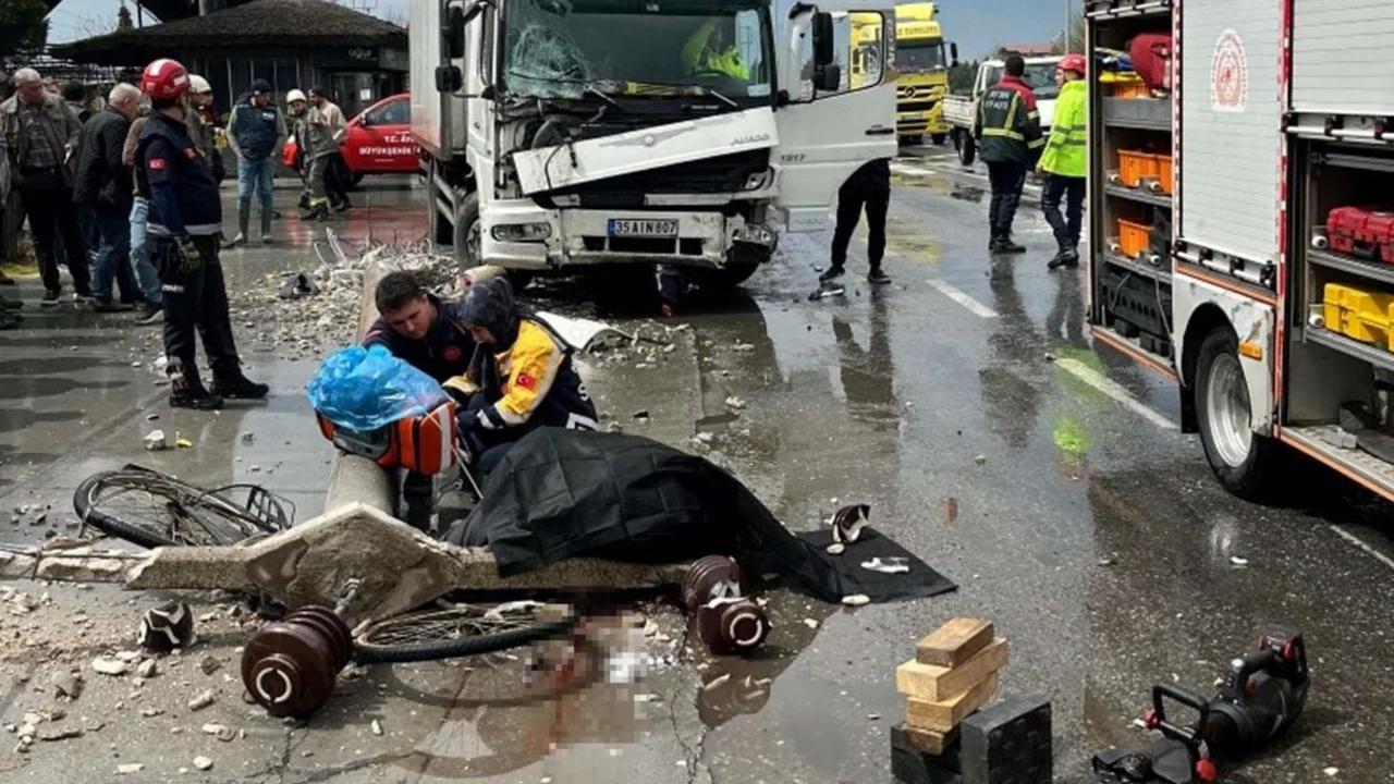 Kırmızı ışık ihlali yapan kamyonun &ccedil;arptığı beton direğin altında kalarak hayatını kaybetti