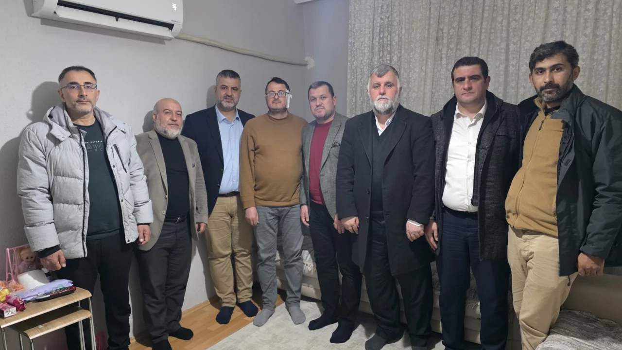 Namaz &ccedil;ıkışı imama bı&ccedil;aklı saldırı