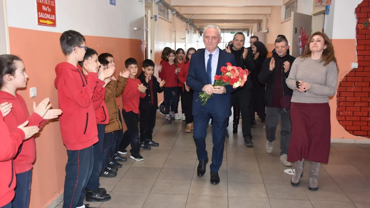&Ouml;mr&uuml;n&uuml;n 46 yılını &ouml;ğrencilerine adadı: Emekli olan &ouml;ğretmene duygusal veda