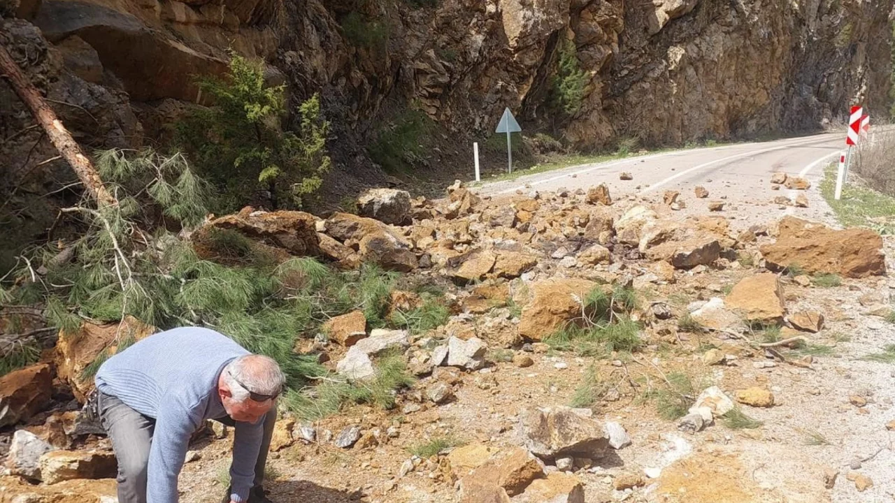 Feke-Saimbeyli kara yolu ulaşıma kapandı
