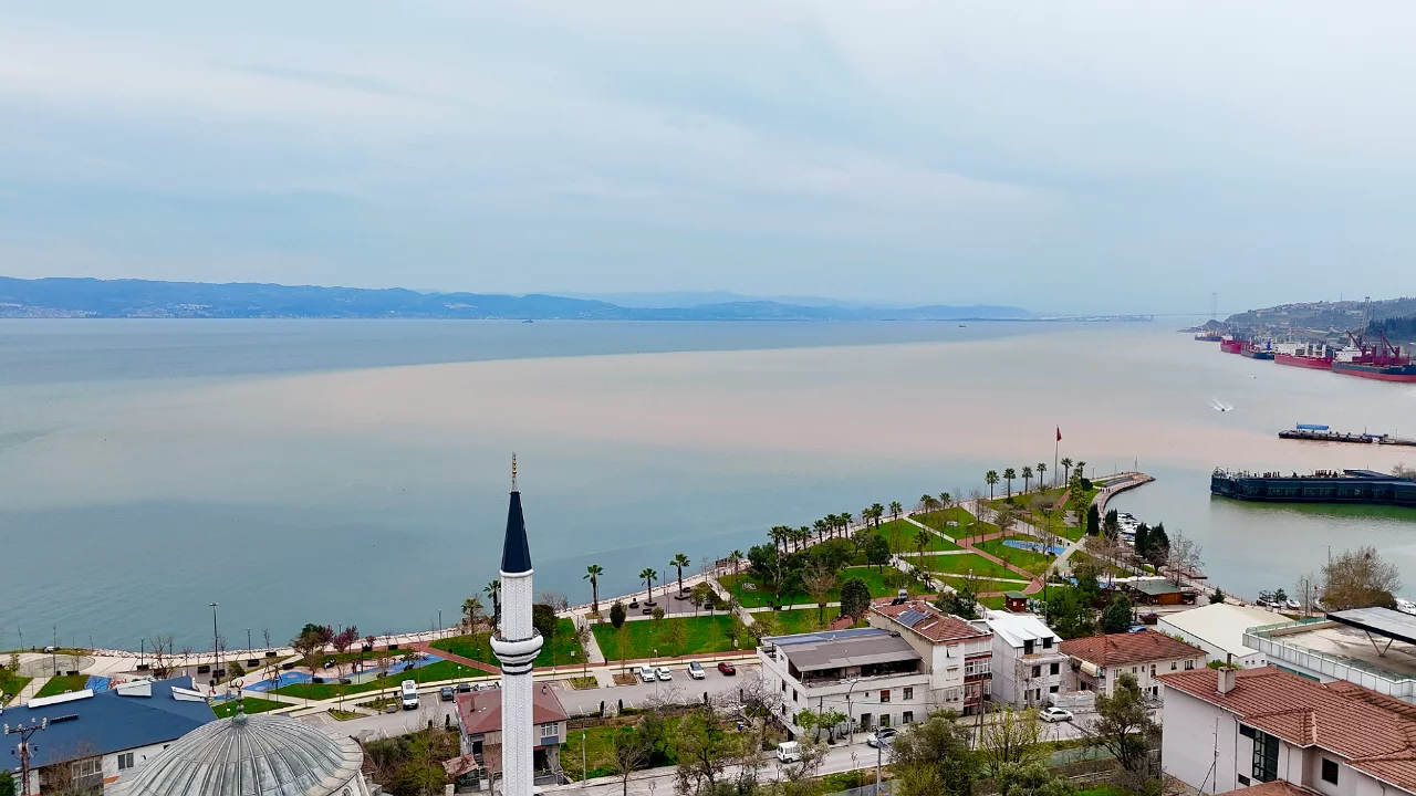 Derenin taşıdığı &ccedil;amur denizin rengini değiştirdi
