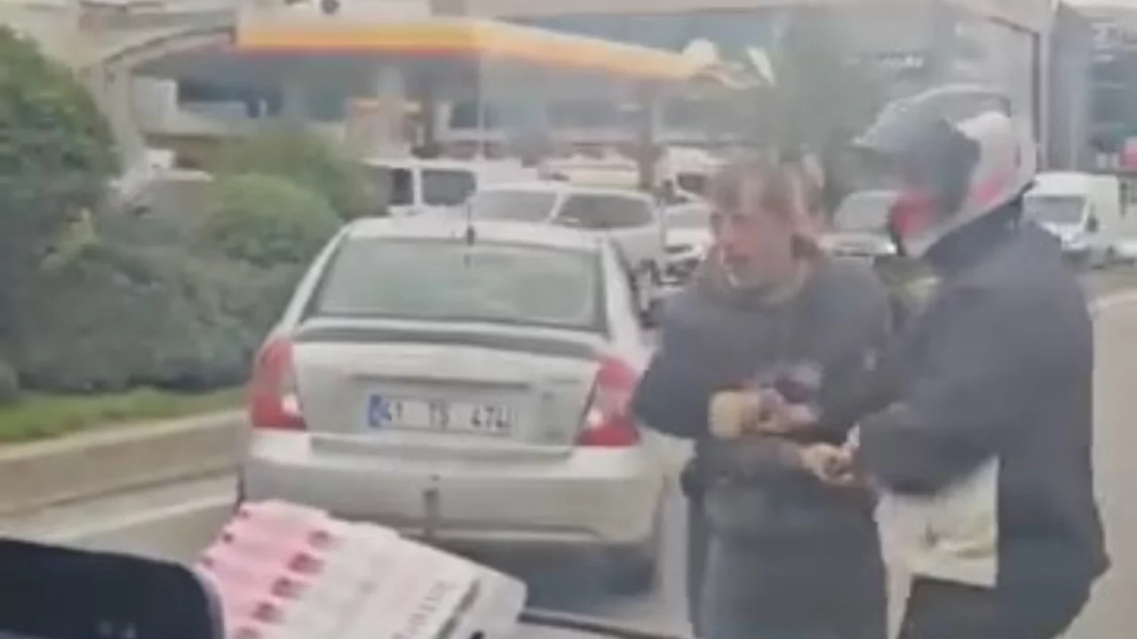 Trafikte &ccedil;ıkan tartışmada yumruklar konuştu! Saniye saniye kamerada...