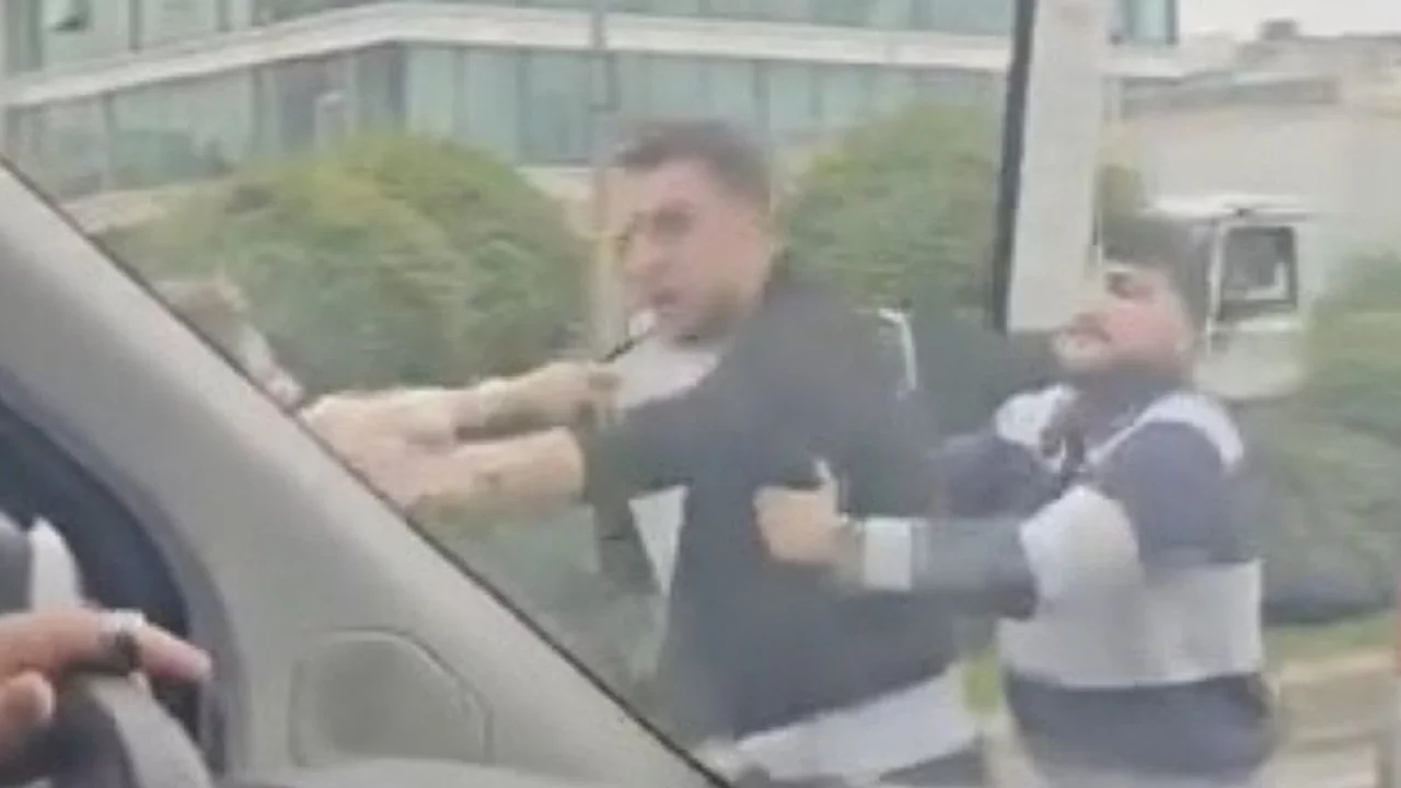 Trafikte yol verme tartışması &ccedil;ığrından &ccedil;ıktı! Tekme ve yumruklar havalarda u&ccedil;uştu...