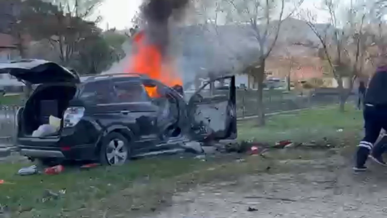 Tokat'ta ağaca &ccedil;arpan cip yandı! &Ouml;l&uuml; ve yaralı var...