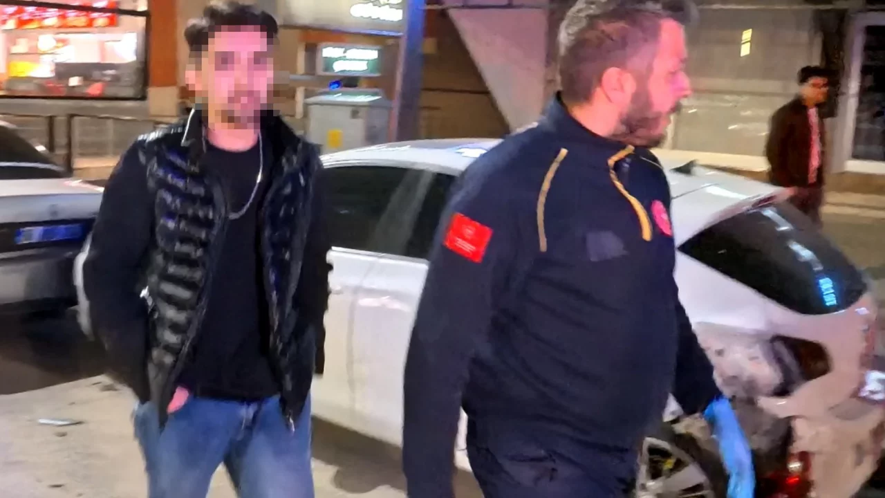 Alkoll&uuml; halde direksiyona ge&ccedil;ti, 3 araca birden &ccedil;arptı