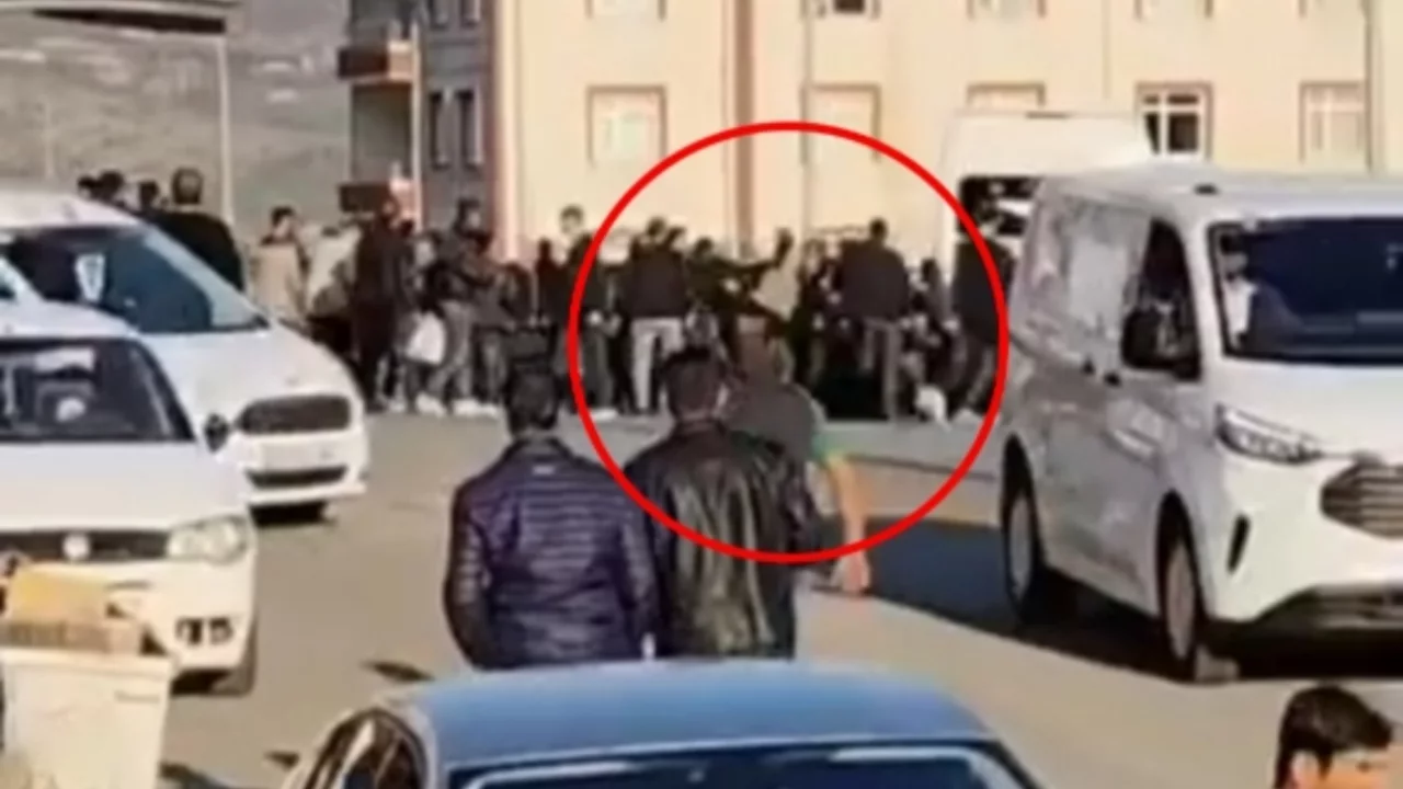 Diyarbakır'da akraba aileler arasında taşlı, sopalı ve bı&ccedil;aklı kavga: 5 yaralı