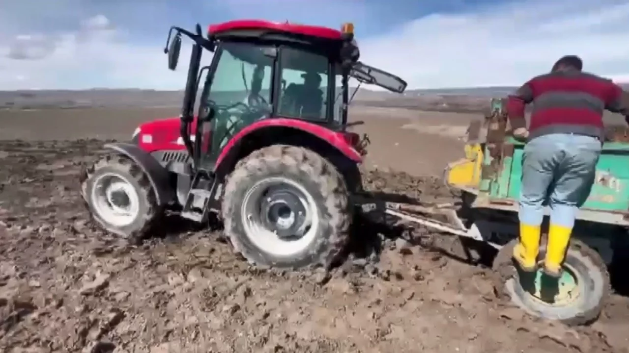 &Ccedil;amura saplanan trakt&ouml;rler g&uuml;&ccedil;l&uuml;kle kurtarıldı