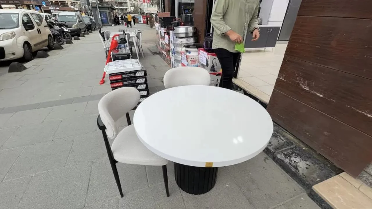 Sandalyeleri &ccedil;alındı, hırsıza sitem etti: Abla takımı bozdun