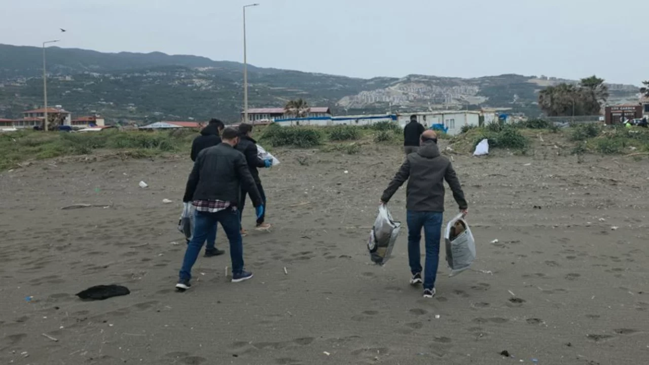 Kıyıya vuran &ccedil;uvalın sırrı &ccedil;&ouml;z&uuml;ld&uuml;: Soruşturma başlatıldı