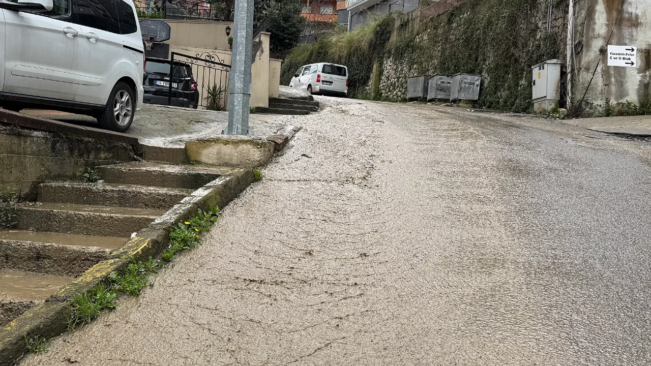 Patlayan su borusu nedeniyle her &ccedil;amur i&ccedil;inde kaldı
