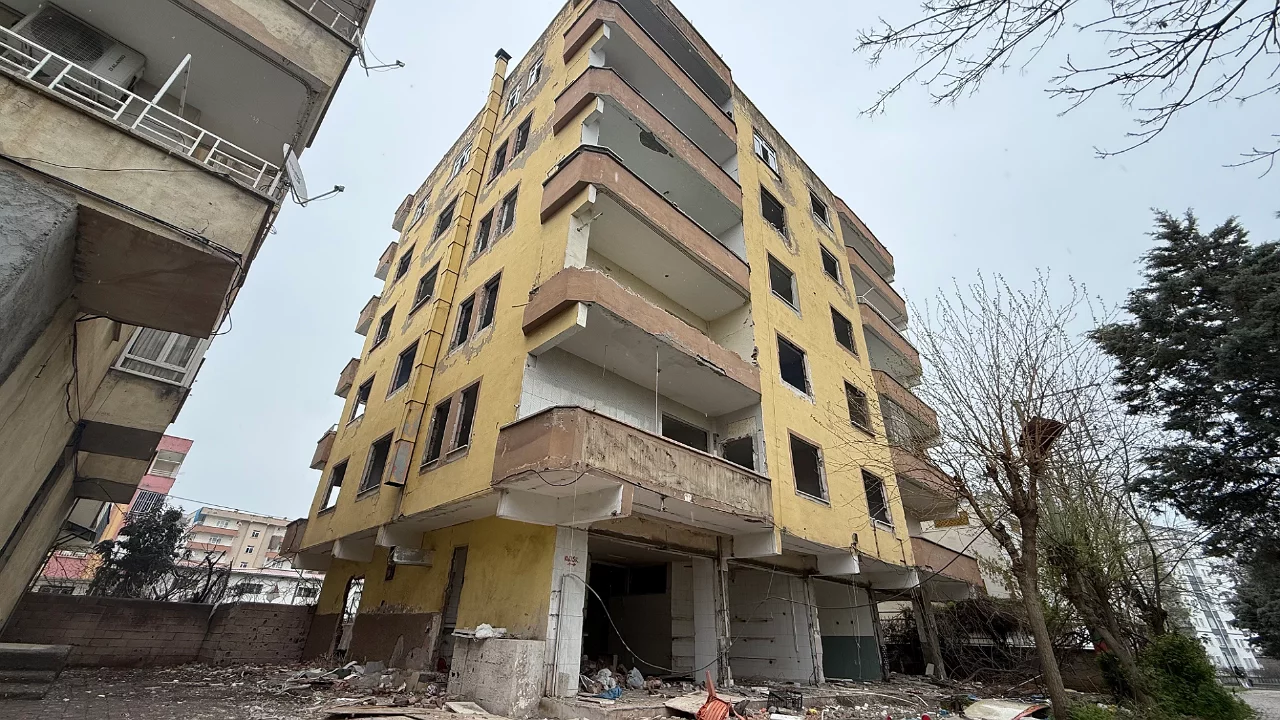 Kolonlarından &ccedil;atlama sesi geldiği i&ccedil;in tahliye edilmişti! Yıkım kararı &ccedil;ıktı