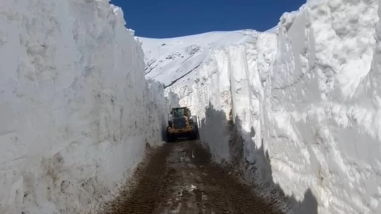 Nisan ayında metrelerce kar t&uuml;nelleri