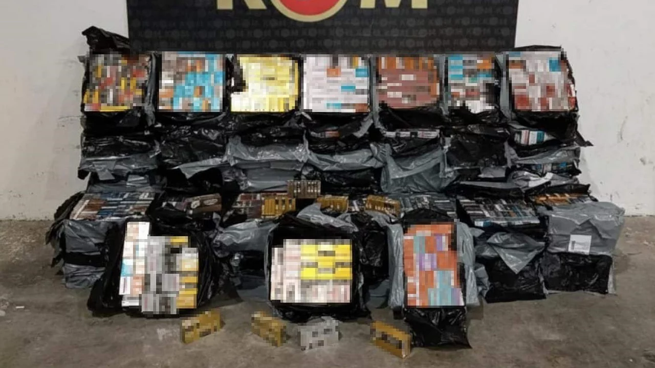 312 bin g&uuml;mr&uuml;k ka&ccedil;ağı elektronik sigara t&uuml;t&uuml;n&uuml; ele ge&ccedil;irildi