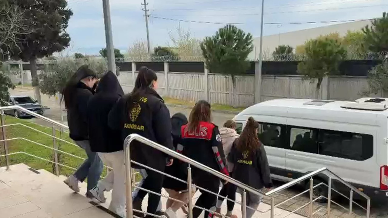 Emniyet g&uuml;&ccedil;lerinden masaj salonlarına fuhuş baskını