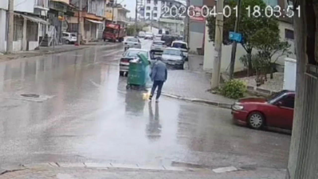 &Ccedil;&ouml;pe atılacak batarya işletmecinin elinde alev aldı